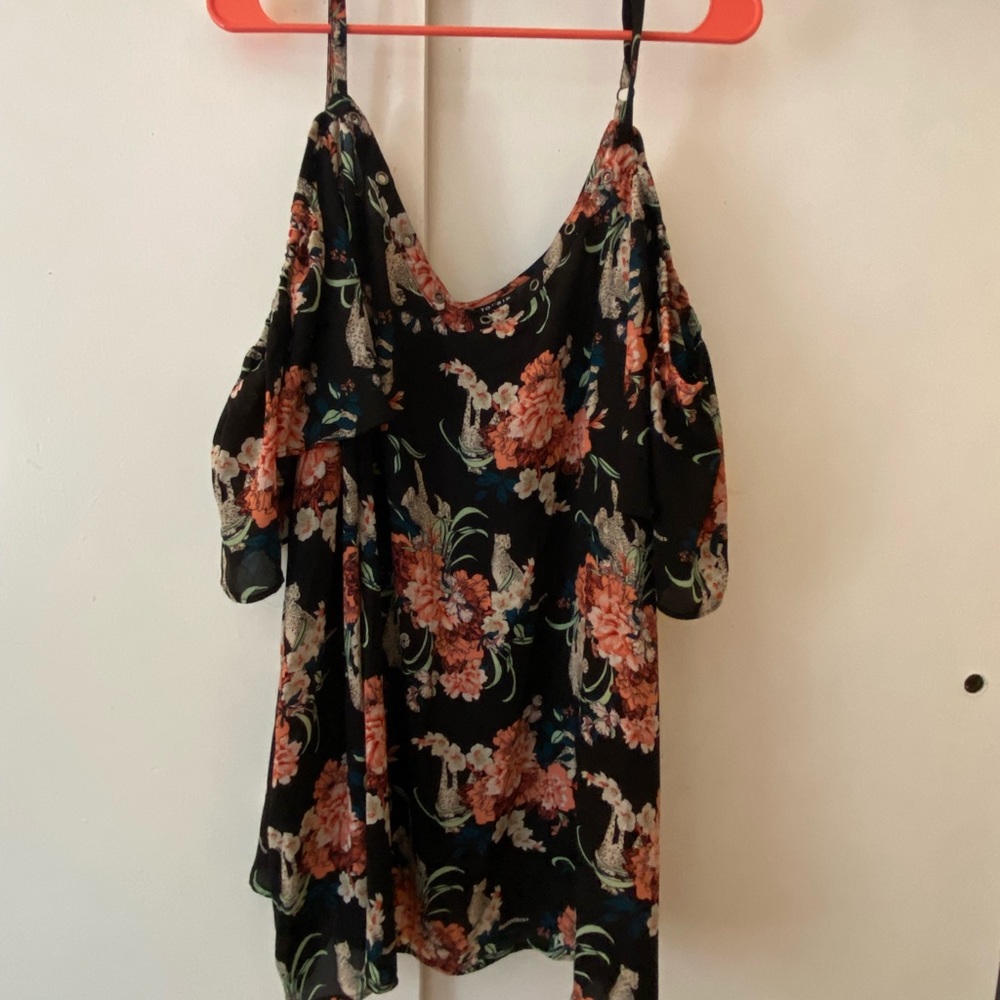Torrid cold shoulder floral top size 5